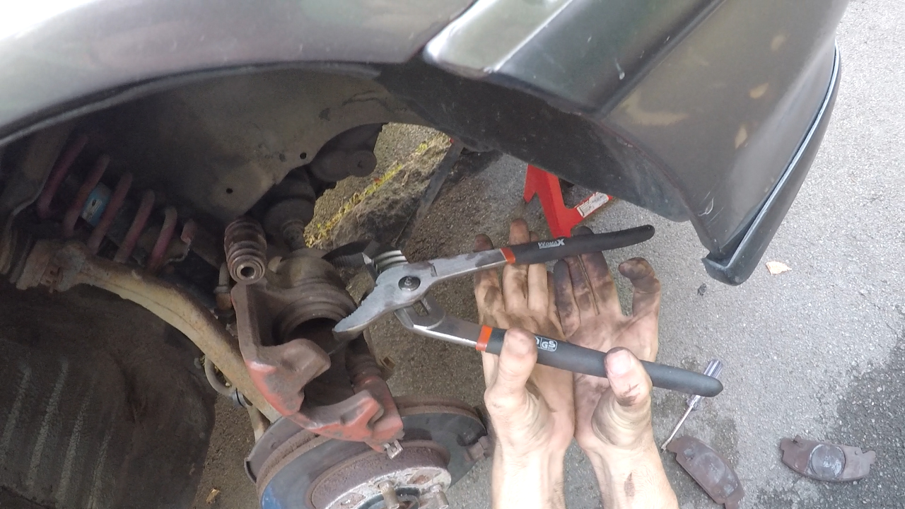 Pushing caliper piston back in on Honda Civic EF, CRX & Shuttle