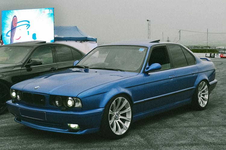 Blue BMW E34 with square wheel setup